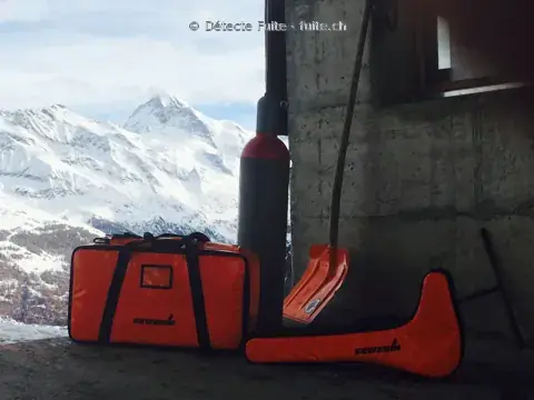Matériel portatif de détection avec vue sur les montagnes